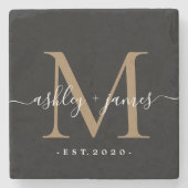 Chic Gold Monogram Script-Namen Hochzeitdatum Schw Steinuntersetzer (Vorderseite)