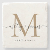 Chic Gold Monogram Script-Namen Hochzeitdatum Steinuntersetzer (Vorderseite)