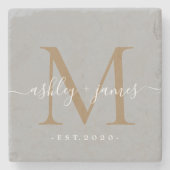 Chic Gold Monogram Script Namen Wedding Date Stone Steinuntersetzer (Vorderseite)