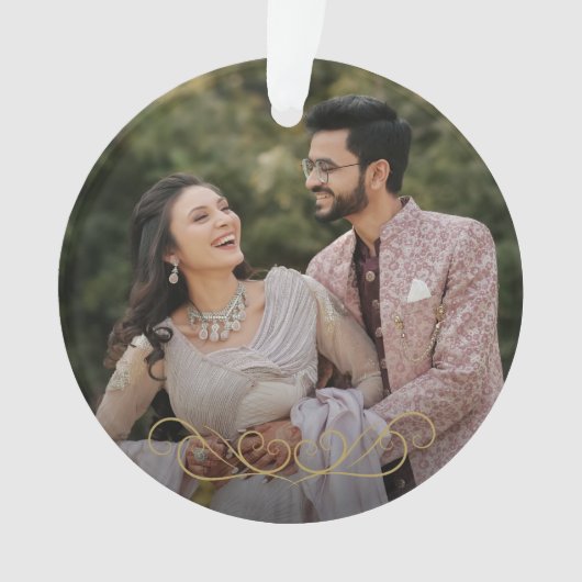 Chic Gold Mr. und Mrs. Wedding Monogram Foto Ornament (Vorderseite)