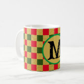 Chic Gold Red & Green Checkerboard Custom Monogram Kaffeetasse (Vorderseite Links)