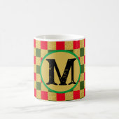 Chic Gold Red & Green Checkerboard Custom Monogram Kaffeetasse (Mittel)