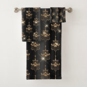 Chic Gold Sparkle Chandelier Black Badhandtuch Set (Insitu)