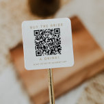 Chic Gold Typografie Kaufen Sie die Bride A Drink  Quadratischer Aufkleber<br><div class="desc">Diese schicke Goldtypografie kauft der Braut ein Getränk QR-Code-Aufkleber ist perfekt für einen einfachen Junggeselinnen-Abschied oder Brautparty. Das einfache Design besticht durch klassisch minimalistische Gold- und Weißtypografie mit einem rustikalen Bohhustengefühl. Anpassbar in jeder Farbe.</div>