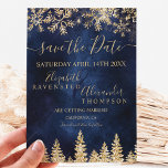 Chic gold verschneit pine marine Weihnachten Save  Save The Date<br><div class="desc">Zeit,  um Ihr winterliches Hochzeitssmotiv zu feiern,  mit diesem goldgelben Glitzer-Schneeflocken-Glitzern und dem schicken Pinienwald des Glitzer auf einem festlich marineblauen Aquarellhintergrund mit einer modernen coolen Schrift-Schriftart-Typografie. Eine schicke und elegante Hochzeitskarte Save the Date.</div>