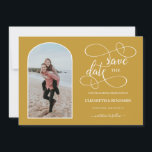 Chic Gold Weißrahmen Foto Save the Date<br><div class="desc">Modernes und elegantes Design bedruckt chic gold skriptkalligraphie Rahmen Hochzeitsrahmen Foto Save the Date,  die mit Ihrem Text angepasst werden können. Bitte klicken Sie auf den Button "Anpassen" und verwenden Sie unser Design-Tool,  um diese Vorlage zu ändern. Karo im Grafikdesign-Store für andere Produkte,  die diesem Design entsprechen!</div>