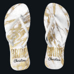 Chic Gold White Marble Bride Wedding Bachelorette Badesandalen<br><div class="desc">Elegante,  schicke und moderne Imitate bedruckten die goldfarbenen und weißen Marmormuster,  die Bride-Sake-Flip-Flops. Dieses klassische und raffinierte Design ist perfekt für die stilvolle,  trendige und stilvolle Bride. Tragen Sie sie zu Ihrem Junggeselinnen-Abschied oder zu jeder Hochzeitsfeier. Das gesamte Foto-Druckdesign.</div>