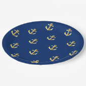 Chic Gold Yellow Nautical Anchors Pattern auf blau Pappteller (Schrägansicht)
