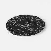 Chic Graduation Black Silver Glitter CLASS OF 2023 Pappteller (Schrägansicht)