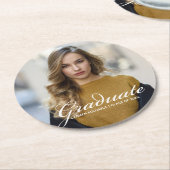 Chic Graduation Party Foto mit White Script Runder Pappuntersetzer (Angewinkelt)