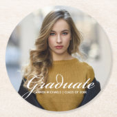 Chic Graduation Party Foto mit White Script Runder Pappuntersetzer (Vorderseite)