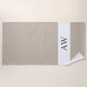 Chic Gray White Mit Monogramm Strandtuch (Vorderseite)