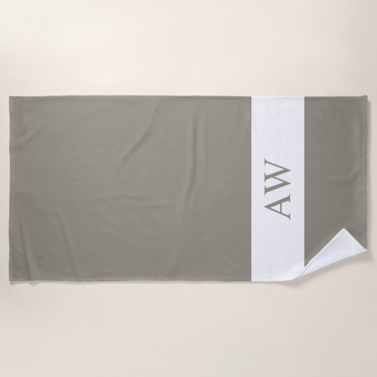 Chic Gray White Mit Monogramm Strandtuch (Vorderseite)