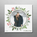 Chic Green Christmas Wreath Foto Magnet Card<br><div class="desc">Dieses wunderschöne Olivengrün mit Heiligenbeerenkranz umkreist Ihr Foto in einem Kreis. Eine elegante,  quadratische Urlaubskarte für ein modernes Paar oder eine Familie. Botanische Blätter entstehen aus dem wunderschönen Fotomagneten.</div>