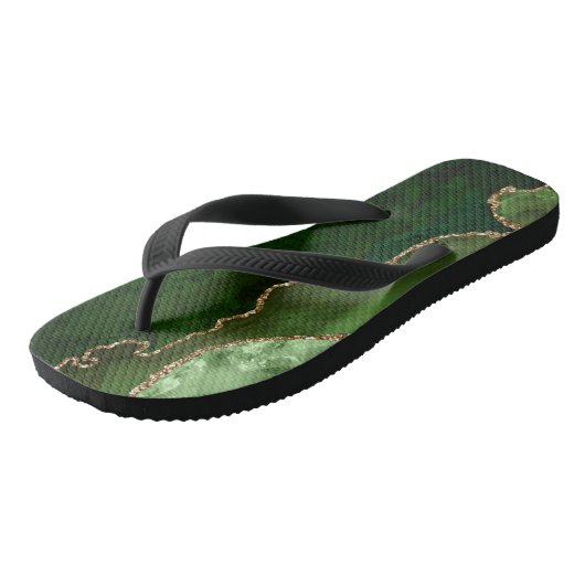 Chic Green Gold Glitzer Agate Custom Monogram Badesandalen (Schrägansicht)