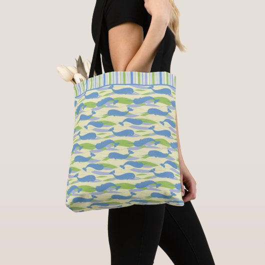 Chic Green & Gray Narwhal Allover Print Tasche (Von Nahem)