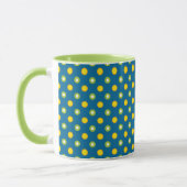 Chic Green Yellow Polka Dots auf Blue Ringer Tasse (Links)