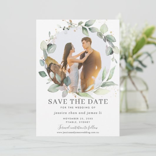 Chic Greenery Wreath Foto Save the Date Card Einladung (Stehend Vorderseite)