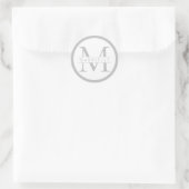 Chic Grey Round Monogram Fevor Label Runder Aufkleber (Tasche)