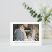 Chic Hand Letted Save the Date Einladungspostkarte (Stehend Vorderseite)