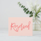 Chic Hand Lettered Wedding Reservierte Sign Coral Einladung (Stehend Vorderseite)