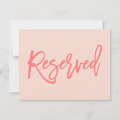 Chic Hand Lettered Wedding Reservierte Sign Coral Einladung (Rückseite)