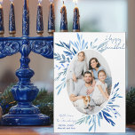 Chic Happy Hanukkah Family Foto Blue Magnet Card<br><div class="desc">Schöne,  blaue Aquarellfarben-botanische Blätter lassen sich aus einem hochgradigen jüdischen Familienfoto für einen Happy Hanukkah Magneten ableiten. Personalisieren Sie diese schicke Chanukah Foto Magnetkarte.</div>