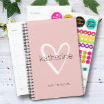Chic Heart Blush Pink wöchentlich Monatsblindheit Planer<br><div class="desc">Dieser rot-rosa Planer ist personalisiert mit Ihrem Namen in einem einfachen Schriftart über einem großen weißen Herz. Ideal für sich selbst oder ein gutes Geschenk für jeden Anlass. Mehr Farben und Designs in unserem Geschäft.</div>