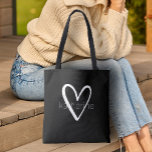 Chic Heart Personalisiert Black Tasche<br><div class="desc">Diese schwarze Tasche ist personalisiert mit Ihrem Namen in einem einfachen Schriftart über einem großen weißen Herz. Ideal für Sie,  für Ihre Brautmädchen,  Buchklub,  Abschluss Geschenk,  Geburtstagsgeschenk,  Geschenk des Lehrers oder jeden Anlass. MEHR Farben in unserem Geschäft.</div>