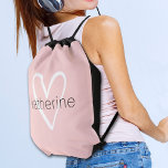 Chic Heart Personalisiert Blush Pink Sportbeutel<br><div class="desc">Diese schwarz-rosa Zugsack leicht Gewicht Tasche ist mit Ihrem Namen personalisiert in einem einfachen Schriftart über einem großen weißen Herz. Ideal für Sie,  für Ihre Brautmädchen,  Buchklub,  Abschluss Geschenk,  Geburtstagsgeschenk,  Geschenk des Lehrers oder jeden Anlass. MEHR Farben in unserem Geschäft.</div>