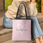 Chic Heart Personalisiert Blush Pink Tasche<br><div class="desc">Diese rötlich-rosa Tasche ist mit Ihrem Namen in einem einfachen Schriftart über einem großen weißen Herz personalisiert. Ideal für Sie,  für Ihre Brautmädchen,  Buchklub,  Abschluss Geschenk,  Geburtstagsgeschenk,  Geschenk des Lehrers oder jeden Anlass. MEHR Farben in unserem Geschäft.</div>