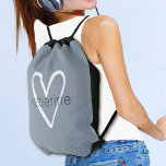 Chic Heart Personalisiert Dusty Blue Sportbeutel<br><div class="desc">Diese staubblaue,  leicht gezogene Zugsacktasche ist mit Ihrem Namen in einem einfachen Schriftart über einem großen weißen Herz personalisiert. Ideal für Sie,  für Ihre Brautmädchen,  Buchklub,  Abschluss Geschenk,  Geburtstagsgeschenk,  Geschenk des Lehrers oder jeden Anlass. MEHR Farben und Gegenstände in unserem Geschäft.</div>