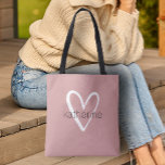 Chic Heart Personalisiert Dusty Rose Tasche<br><div class="desc">Diese staubige Rose Tote Tasche ist mit Ihrem Namen in einem einfachen Schriftart über einem großen weißen Herz personalisiert. Ideal für Sie,  für Ihre Brautmädchen,  Buchklub,  Abschluss Geschenk,  Geburtstagsgeschenk,  Geschenk des Lehrers oder jeden Anlass. MEHR Farben in unserem Geschäft.</div>