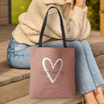 Chic Heart Personalisiert Terracotta Tasche<br><div class="desc">Diese Tasche aus Terrakotta ist mit Ihrem Namen in einem einfachen Schriftart über einem großen weißen Herz personalisiert. Ideal für Sie,  für Ihre Brautmädchen,  Buchklub,  Abschluss Geschenk,  Geburtstagsgeschenk,  Geschenk des Lehrers oder jeden Anlass. MEHR Farben in unserem Geschäft.</div>