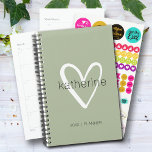 Chic Heart Sage Green Weekly Monatsblindheit Planer<br><div class="desc">Dieser weise grüne Planer ist mit Ihrem Namen in einem einfachen Schriftart über einem großen weißen Herz personalisiert. Ideal für sich selbst oder ein gutes Geschenk für jeden Anlass. Mehr Farben und die passenden Elemente in unserer Kollektion.</div>