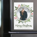 Chic Holly Christmas Wreath Foto Magnet Card<br><div class="desc">Dieses wunderschöne Olivengrün mit Heiligenbeerenkranz umkreist Ihr Foto in einem Kreis. Eine schicke Urlaubskarte für ein modernes Paar oder eine Familie. Botanische Blätter entstehen aus dem wunderschönen Fotomagneten.</div>