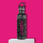 Chic Hot Pink Name auf Zebra Print Edelstahlflasche<br><div class="desc">Eine stilvolle schwarze Wasserflasche ist mit einem Muster aus schwarzem Zebrastreifen bedruckt,  der mit dem Namen in einem hochrosa,  schicken,  senkrecht auf der Vorderseite bedruckten Buchstaben versehen ist. Schaffen Sie sich selbst oder geben Sie als Geschenk.</div>