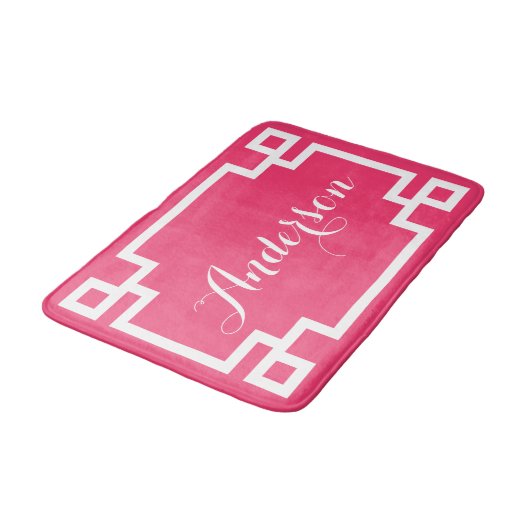 Chic Hot Pink und White Greece Key Custom Monogram Badematte (Schrägansicht)