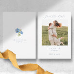 Chic Hydrangea Script Foto Save the Date Card<br><div class="desc">Diese wunderschöne, sochic und minimalistisch-weiße Hochzeitskarte "Save the Date" zeigt das Foto Ihres Ehepaares, die elegante Pinselschrift, das Veranstaltungsdatum und die Adresse, sowie ein zeitgenössisches Set von Schriftart in staubblauer Farbe vor weißem Hintergrund. Auf der Rückseite der Karte befindet sich ein hübsches, blaues Hydrangea-Design und ein zusätzlicher Kundentext. Diese Jugendkarte...</div>