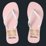 Chic-Imitat-Goldbraut, die Bachelorette Wedding Badesandalen<br><div class="desc">Elegant,  Chic und modernes Imitat druckt GoldKontur-Rosen-Quarzrosa,  drehen Brautandenken Reinfälle um. Dieser klassische und hoch entwickelte Entwurf ist für die noble,  modische und stilvolle Braut perfekt. Tragen Sie sie zu Ihrem Junggeselinnen-Abschied oder zu jedem möglichem Vorhochzeit Ereignis. Aller Fotodruckentwurf.</div>