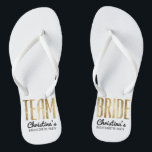 Chic-Imitat-Goldteam-Braut, die Bachelorette Badesandalen<br><div class="desc">Elegant,  Chic und modernes Imitat druckte GoldKontur,  drehen Team-Brautandenken Reinfälle um. Dieser klassische und hoch entwickelte Entwurf ist für die noble,  trendy und stilvolle Brautjungfer oder die Trauzeugin perfekt. Tragen Sie sie zum Junggeselinnen-Abschied oder zu jedem möglichem Vorhochzeit Ereignis,  um Ihre Unterstützung für die Braut zu zeigen. Aller Fotodruckentwurf.</div>