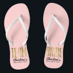 Chic-Imitat-Goldteam-Braut, die Bachelorette Badesandalen<br><div class="desc">Elegant,  Chic und modernes Imitat druckte GoldKontur-Rosen-Quarzrosa,  drehen Team-Brautandenken Reinfälle um. Dieser klassische und hoch entwickelte Entwurf ist für die noble,  trendy und stilvolle Brautjungfer oder die Trauzeugin perfekt. Tragen Sie sie zum Junggeselinnen-Abschied oder zu jedem möglichem Vorhochzeit Ereignis,  um Ihre Unterstützung für die Braut zu zeigen. Aller Fotodruckentwurf.</div>