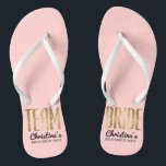 Chic-Imitat-Goldteam-Braut, die Bachelorette Badesandalen<br><div class="desc">Elegant,  Chic und modernes Imitat druckte GoldKontur-Rosen-Quarzrosa,  drehen Team-Brautandenken Reinfälle um. Dieser klassische und hoch entwickelte Entwurf ist für die noble,  trendy und stilvolle Brautjungfer oder die Trauzeugin perfekt. Tragen Sie sie zum Junggeselinnen-Abschied oder zu jedem möglichem Vorhochzeit Ereignis,  um Ihre Unterstützung für die Braut zu zeigen. Aller Fotodruckentwurf.</div>