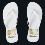 Chic Imitats Gold Bride Wedding Bachelorette Badesandalen<br><div class="desc">Elegante,  schicke und moderne Imitate drucken Gold-Kontur,  Bride-Sake-Flip-Flops. Dieses klassische und raffinierte Design ist perfekt für die stilvolle,  trendige und stilvolle Bride. Tragen Sie sie zu Ihrem Junggeselinnen-Abschied oder zu jeder Hochzeitsfeier. Das gesamte Foto-Druckdesign.</div>