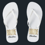Chic Imitats Gold Bride Wedding Bachelorette Badesandalen<br><div class="desc">Elegante,  schicke und moderne Imitate drucken Gold-Kontur,  Bride-Sake-Flip-Flops. Dieses klassische und raffinierte Design ist perfekt für die stilvolle,  trendige und stilvolle Bride. Tragen Sie sie zu Ihrem Junggeselinnen-Abschied oder zu jeder Hochzeitsfeier. Das gesamte Foto-Druckdesign.</div>