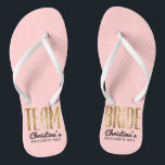Chic Imitats Gold Team Bride Wedding Bachelorette Badesandalen<br><div class="desc">Elegante, schicke und moderne Imitats druckten Gold Kontur Rose Quarz Rosa, Team Bride halten Flip Flops. Dieses klassische und raffinierte Design ist perfekt für die klassische, trendige und stilvolle Brautjungfrau oder Trauzeugin. Tragen Sie sie zum Junggeselinnen-Abschied oder zu jeder Hochzeitsveranstaltung, um Ihre Unterstützung für die Braut zu zeigen. Das gesamte...</div>