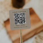Chic Imitats Kraft Small Business Custom QR Code Quadratischer Aufkleber<br><div class="desc">Dieser elegante Imitat für kleine Unternehmen QR-Code-Aufkleber ist perfekt für einen kleinen Geschäftsinhaber. Das schlichte Design zeichnet sich durch klassisch minimalistische schwarze Typografie auf einem Imitat Kraftpapier-Look Hintergrund mit rustikalem boho Stil aus.</div>
