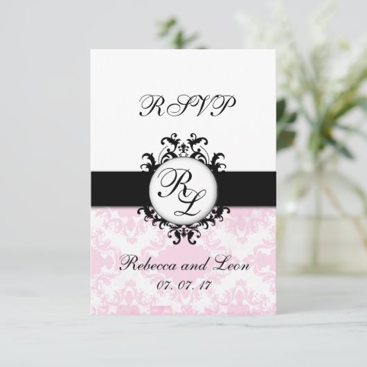 Chic Initials Pink Damask Wedding RSVP Card (Stehend Vorderseite)