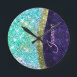 Chic iridescent lila Blue Imitats Glitzer Monogram Runde Wanduhr<br><div class="desc">Dieses trendige, schicke Design der Luxus-Wall-Uhr mit elegantem, silberfarbenem und glänzenden Imitat-Glitzer in Einhorn, Regenbogen, aquamarin, aqua, lila blauen Farbtönen. Das macht den perfekten 16 Geburtstag, Hochzeit, Brautparty, Jubiläum, Babydusche oder Junggeselinnen-Abschied Geschenk für jemanden, der Lieben glamourösen Luxus und schicke Stile. Zeigen Sie Ihren persönlichen Stil ab und erweitern Sie...</div>