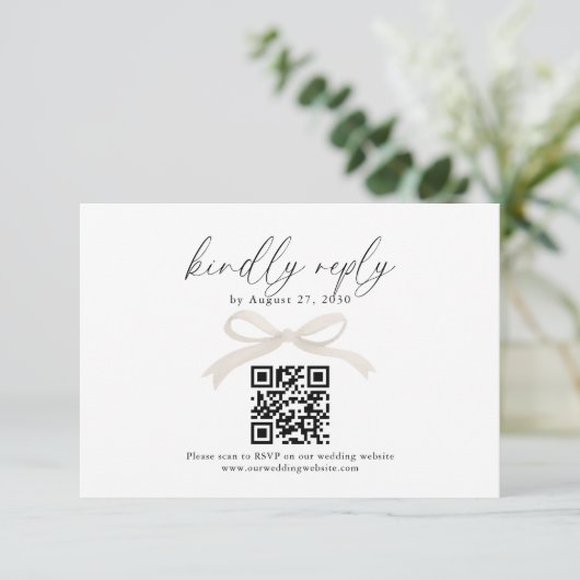Chic Ivory Beige Bow Ribbon QR Code Wedding Rsvp Karte (Stehend Vorderseite)